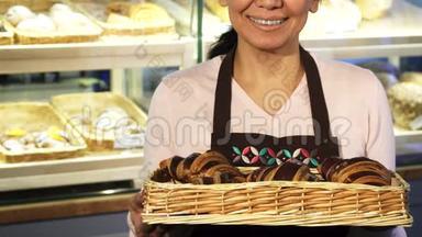 一个欢快的女面包师用一篮子羊<strong>角</strong>面包摆着一张<strong>折角</strong>的照片